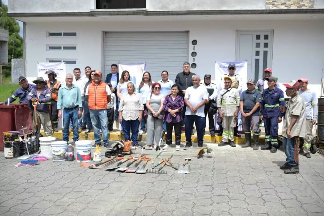 AUTORIDADES MUNICIPALES Y VECINOS DE LA COLONIA LA PALMA REALIZAN FAENA COMUNITARIA