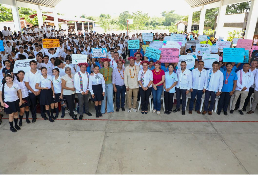 Entrega Natividad Castrejón equipamiento educativo por más de 2.4 mdp en Huejutla