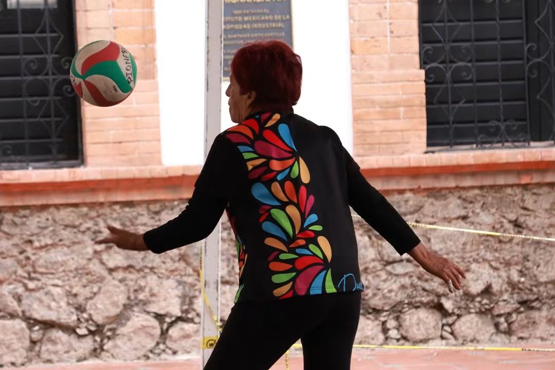 ¡El deporte une generaciones y demuestra que mantenerse activo no tiene edad!