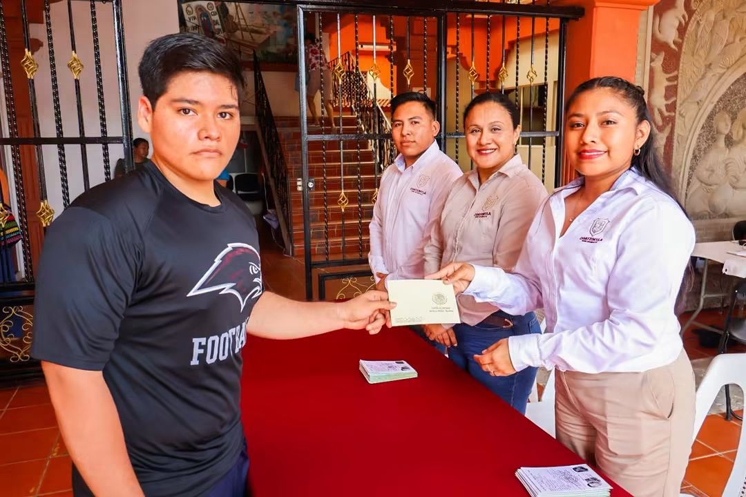 HACEN ENTREGA DE PRECARTILLAS DEL SERVICIO MILITAR NACIONAL A JOVENES DE LA CLASE 2008